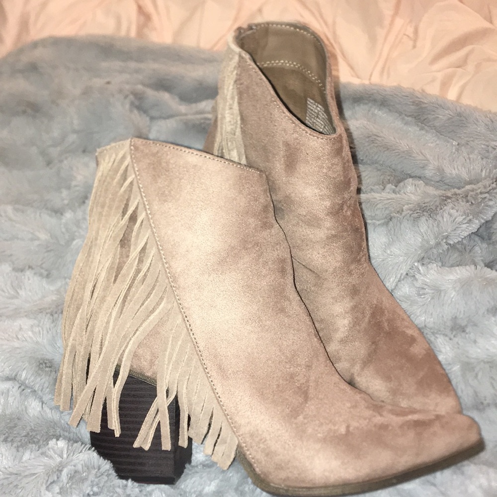 Size 8 Candies fringe booties💕